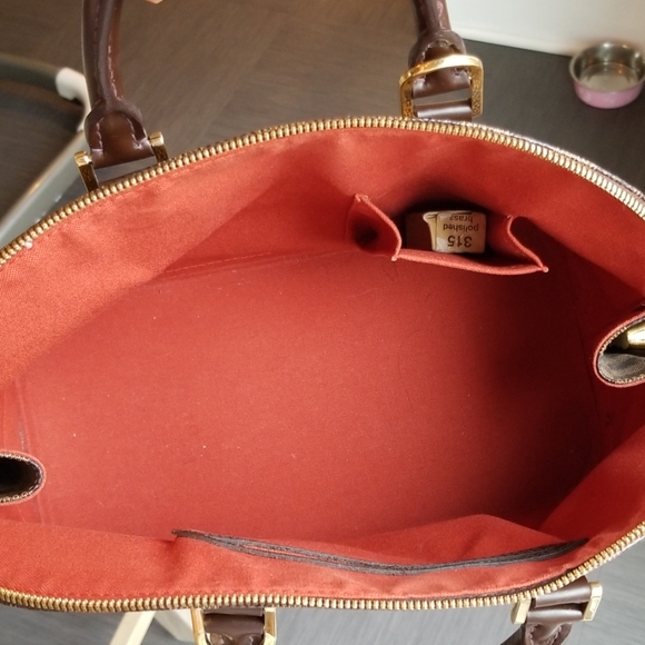 Louis Vuitton - Picture 3 of 5